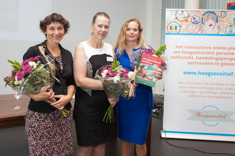 Eerste boekexemplaar naar Landelijke Oudervereniging